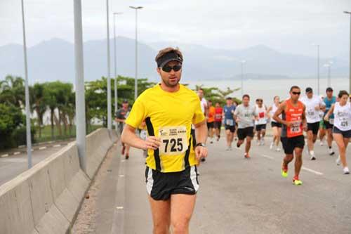 Após a realização de duas provas históricas, que contaram com mais de seis mil atletas, a Meia Maratona Internacional de Florianópolis chega à sua terceira edição em 2012  / Foto: Best/Divulgação - Emanuel Galafassi